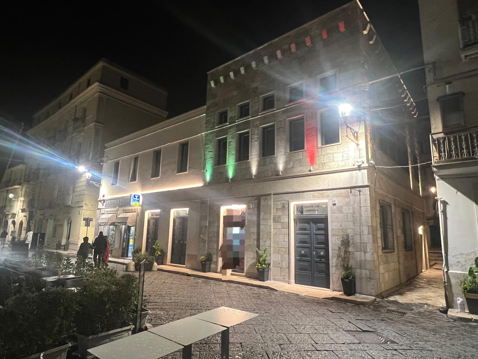 Esterni centro per l'impiego con illuminazione notturna